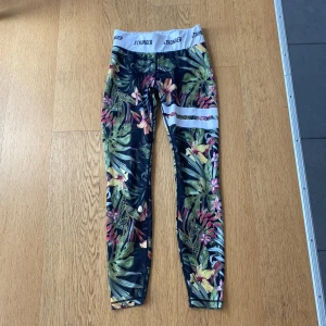 Stronger tights - Jättefina Stronger tights som tyvärr blivit för små för mig. De sitter jättebra i midjan och hasar inte!💕