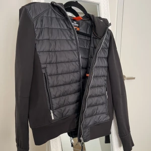 Parajumpers jacka  - ÄKTA!! Använd få gånger. Väldigt bra skick och kvalite.  Ny pris 3600kr