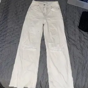 Snygga vita streight jeans från Bershka. Välanvända. Tyvärr har jag lyckats spilla någon lila färg på dom. Vilket tyvärr inte går bort i tvätten, därav priset.