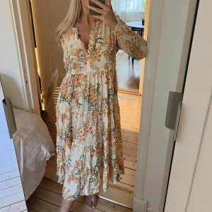 Sommarklänning från ZARA - Säljer denna helt fantastiska sommarklänning från Zara i storlek s. Den har en liten defekt på armen, se bild 3 där den fransat sig lite. Går att fixa men ingenting som man alls tänker på när den är på!🌸