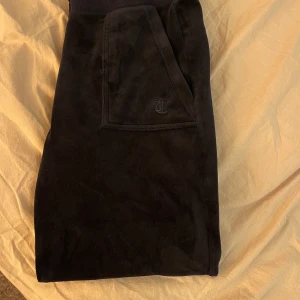 juicy couture byxor  - Säljer mina juicy couture mjukis byxor i färgen night sky, dem är använda några enstaka gånger och har inga tecken på användning förutom att den silvriga metal saken på ena snöret har ramlat av.💕💕 (Är en storlek S, som regentens) Vill INTE byta!
