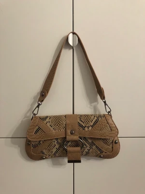 Urban Outfitters väska - Endast använd en gång, toppskick. Avtagbar axelrem. Kolla gärna mina övriga annonser, samfraktar gärna :)