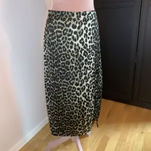 Säljer en helt oanvänd grön sommar kjol i mönster leopard. Den är från Vero Moda i storlek S.💚🐸