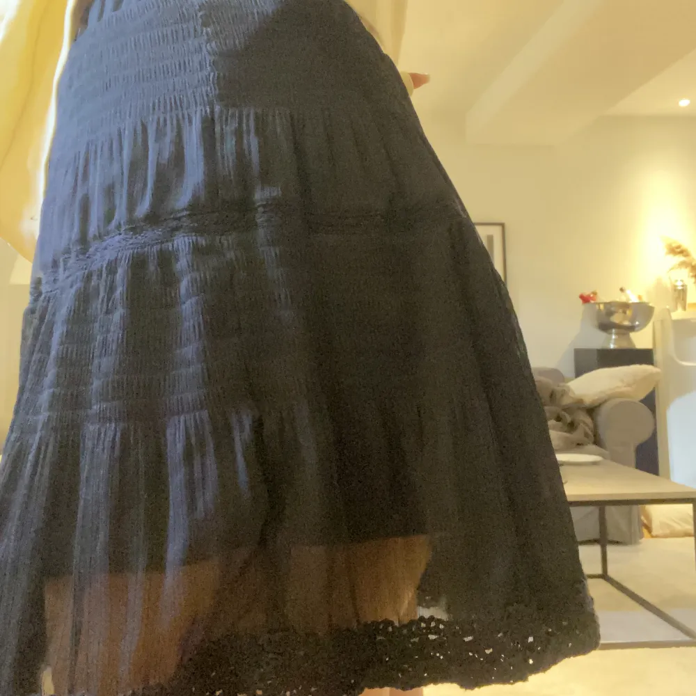 Säljer min favorit kjol nu till sommaren måste säljas då den är för liten! 🌸. Kjolar.