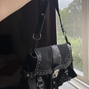 väska y2k  - jättefin väska men som inte kommer t användning, stor o väldigt rymlig 