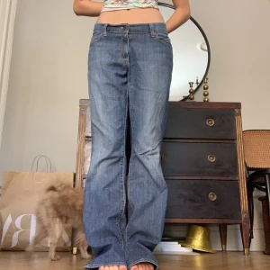 Lågmidjade jeans! - Innerbenslängd 82cm, midjemått 45cm🤍