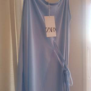 🥴En superfin klänning från  zara i mycket mjukt material i babyblå färg 💙Perfekt som sommarklänning. Helt ny med prislapp kvar. Knyts i midjan så skulle säga att den kan passa allt från S till L ✨💙