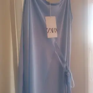 🥴En superfin klänning från  zara i mycket mjukt material i babyblå färg 💙Perfekt som sommarklänning. Helt ny med prislapp kvar. Knyts i midjan så skulle säga att den kan passa allt från S till L ✨💙