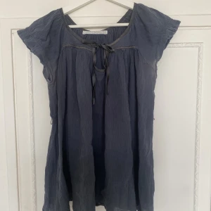 mörkblå blus - söt mörkblå/grå blus som jag aldrig använt, rosetten går att knyta upp