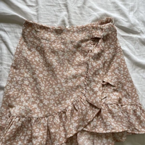 Kjol - Ljus rosa kjol med knyt detalj vid sidan. Säljer pågrund av att den inte längre används 