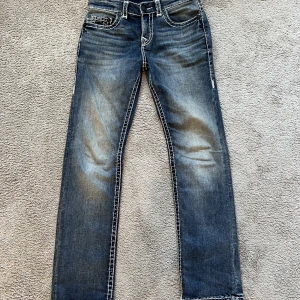 True Religion Jeans  - Hej säljer dessa True Religion modellen ”straight ricky”. Dem är i bra skick och 100% autentiska från true Religion hemsida. Dessa jeans finns tyvärr inte att hitta längre (inte vad jag ser iaf)