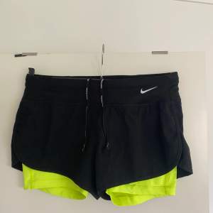 Träningsshorts från Nike i bra skick. Sitter bekvämt och har en snörning i linningen. 