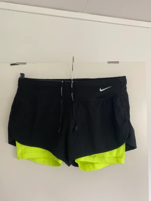 Nike, shorts - Träningsshorts från Nike i bra skick. Sitter bekvämt och har en snörning i linningen. 