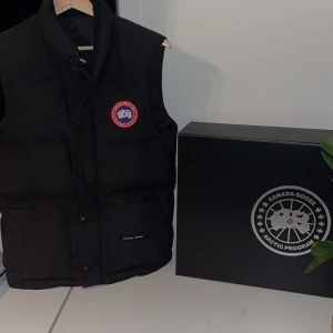 Canada goose, väst - Köpt förra sommaren, köpt för ca 5600, 9/10 skick, använd ibland