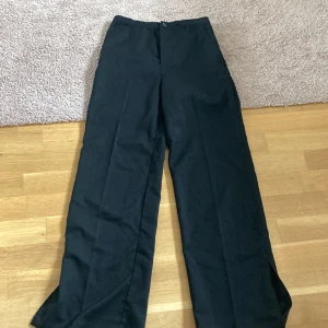 Kostymbyxor  - Svarta kostymbyxor från H&M. Slits där nere och fickor där bak. Storlek 158