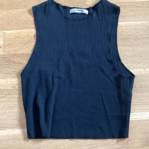 Topp - En svart topp ifrån Zara. Storlek S