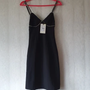 En fin svart klänning för 100kr - ny original pris 499kr. har 3st. mycket snyggare i verkligheten.