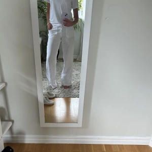 Lågmidjade linnebyxor  - Lågmidjade linnebyxor från urban outfitters i storlek M. Använda 2 gånger så i mycket bra skick. Nypris 769kr.