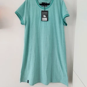 Pelle P Newport tee dress  - Oanvänd sportklänning. Säljs eftersom det är liten för mig. Det är normal storlek. 