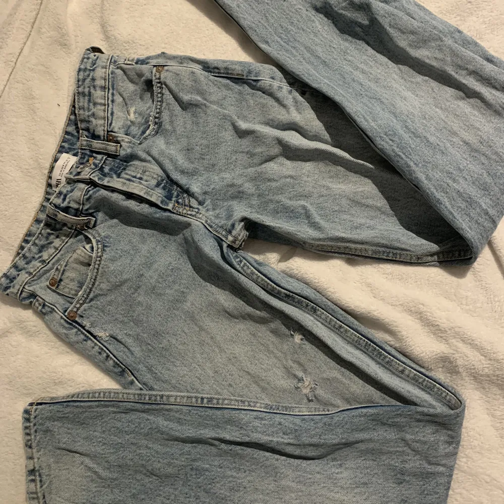 Säljer dessa midwaist jeans från zara. Skriv om ni har några frågor!💕. Jeans & Byxor.