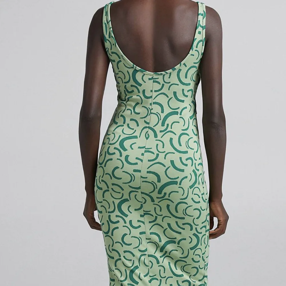 Säljer en grön längre mönstrad midiklänning från Bershka! Endast använd två gånger. Lite djupare i ryggen än fram och öppen detalj på båda sidorna💚. Klänningar.