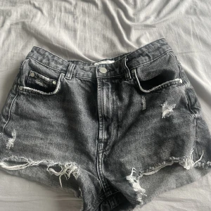 Jeans shorts  - Jättefina jeans shorts från zara dom är mod rise men kan nog ha dom längre ner också om man vill, säljer pågrund av att dom är för små för mig💕