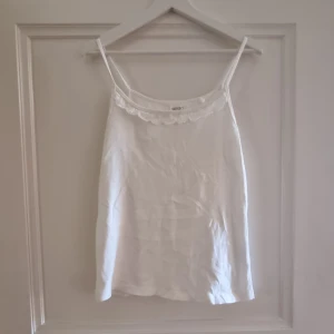 Linne - Ett linne i vit med volang där fram! Jättefint, inga defekter!