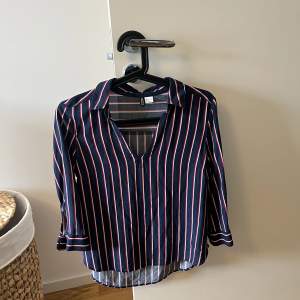 Skjortlikbande blus från H&M. Tre kvarts ärmar. Använd fåtal gånger så i fint skick. 