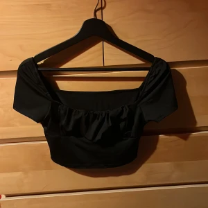 T- shirt - Säljer denna tröja då den inte passar mig. Från shein stl S, pris går att diskutera! Bara att fråga om fler bilder eller om det är några funderingar 💕