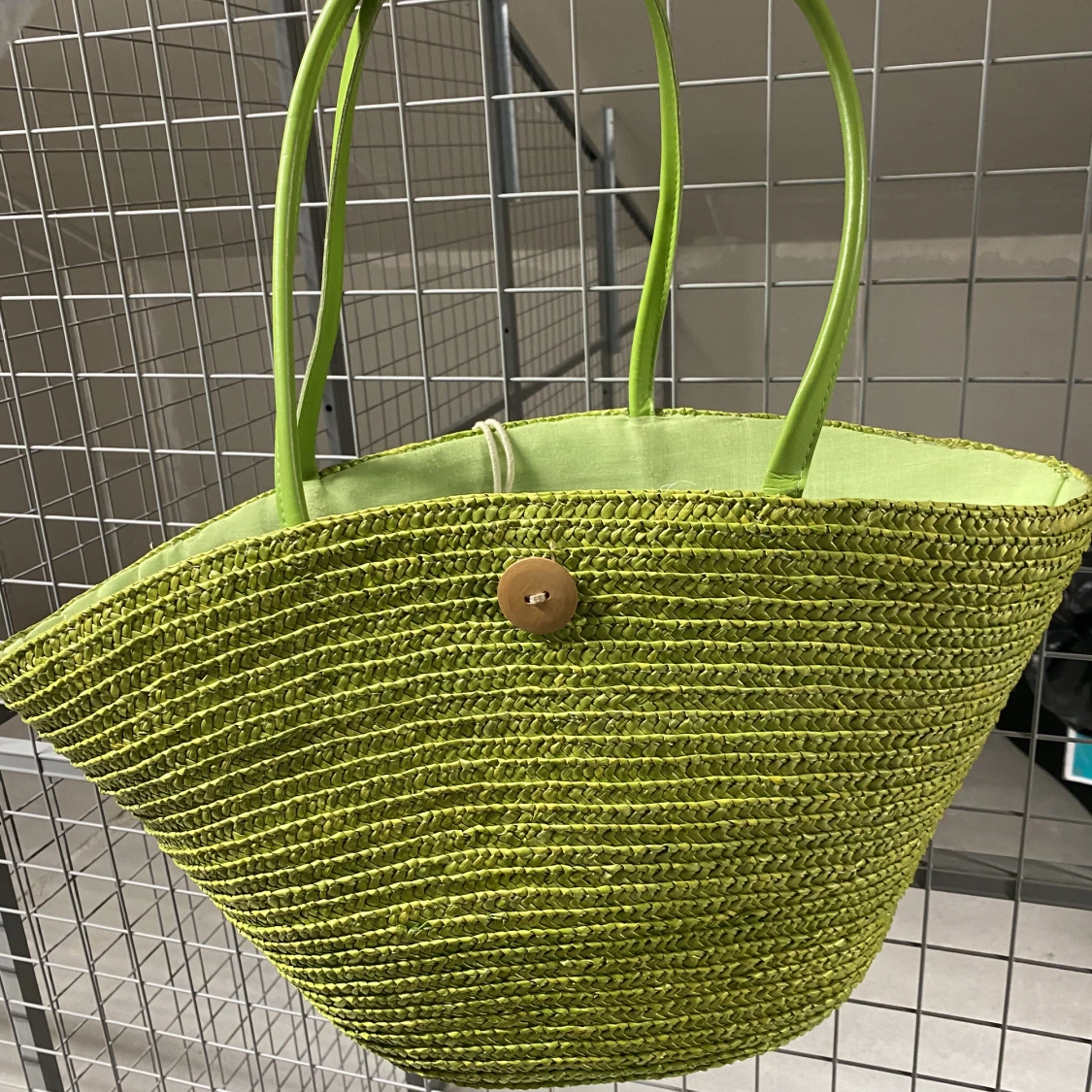 Limegrön väska i bast med knapp