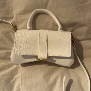 Väska - Vit väska från ASOS med gulddetaljer