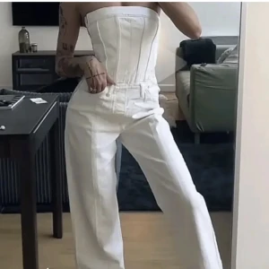 Jumpsuit - Helt ny, aldrig använd! Sitter så himla fint på kroppen😍😭 Nypris: 800kr!