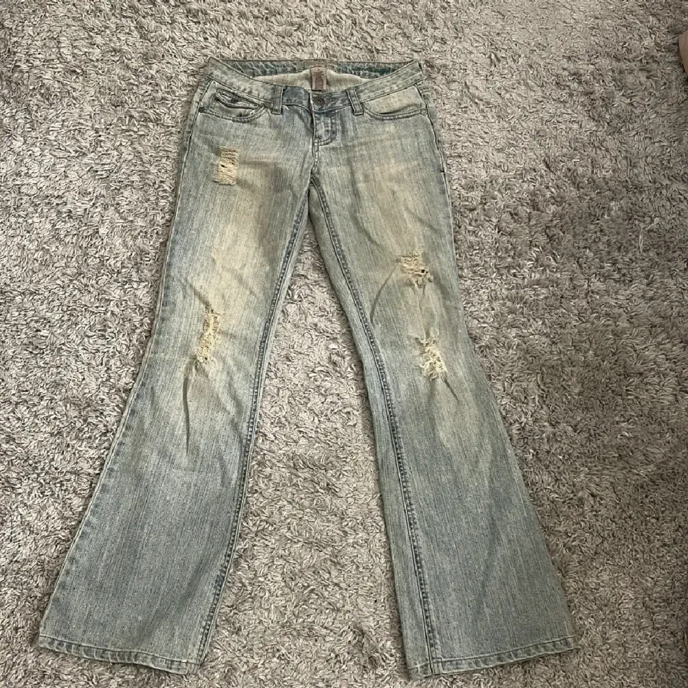 Jätte snygga lågmidjade bootcut jeans. Köpte här på Plick men var tyvär lite för små för mig💗Använda bara 1 gång och är i bra skick.. Jeans & Byxor.
