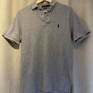 Ralph Lauren piké  - Ralph Lauren | Storlek S | Skick 9,5/10 | Nypris 1400kr PAKET TILLSAMMANS MED DE ANDRA TVÅ PIKÉERNA I MIN PROFIL: 600KR!