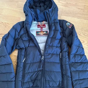 Parajumpers SLW Juliet Damjacka - Använd fåtal gånger. Köptes i kidsbrandstore 2 månader sedan för 3299kr