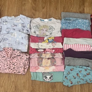 Barn kläder / stort klädpaket till flicka stl 86/92/98 - stort klädpaket till flicka stl 86/92/98  Kläder från olika märken de  Kläderna är bra skick.  Kolla gärna mina övriga annonser Samfraktar gärna  Jag önskar dig lycka till på auktion  N: 204