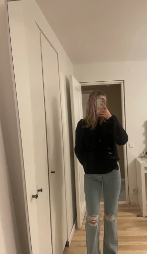 Jeans  - Ribbade jeans i storlek 34 Knappt använda pga köpte en för liten storlek💕