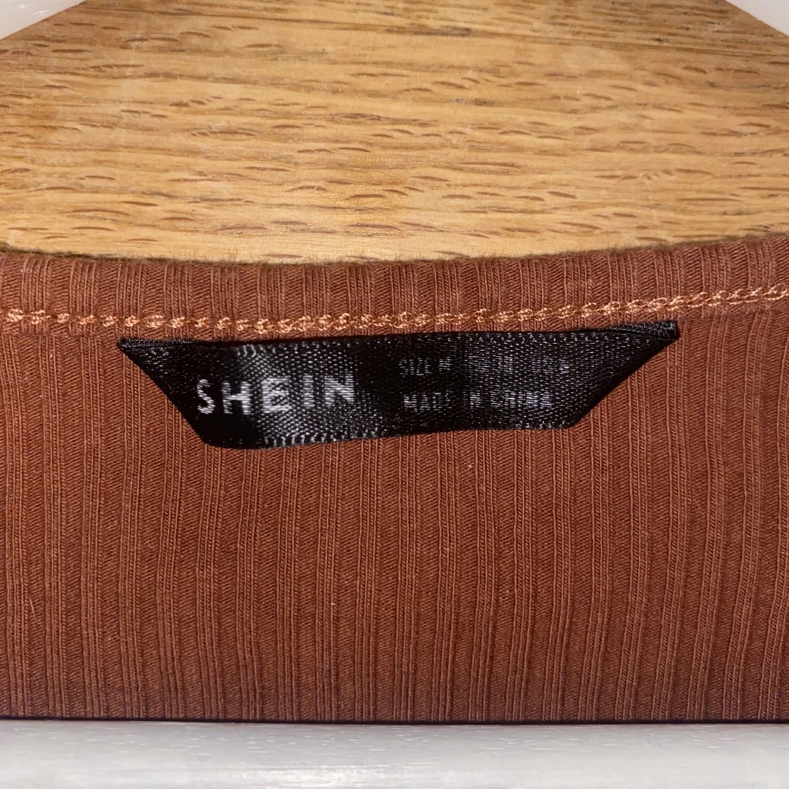 Brun ribbad topp - 91