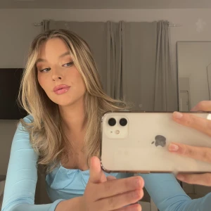 Långärmad topp  - Långärmad topp i baby blå färg!  Endast använd 2 gånger  Storlek XS ifrån Nelly 