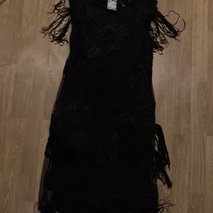Klänning - Svart klänning storlek 38  Skriv om du vill ha mer bilder 