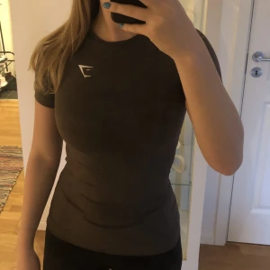 Oanvänd Gymshark topp S - Superskön och åtsittande träningströja från Gymshark. Helt oanvänd då den är lite för tight för mina axlar. Passar XS-S 