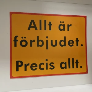 Klistermärken  - Ett stort klistermärke. Har varigt kladdikludd på det därav märken på baksidan, men när man ska klistra upp det så syns det ej eftersom det är på baksidan! Annars defektfri. Frakt tillkommer på 18kr