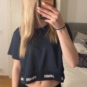 Träningstopp  - Säljer denna supersnygga träningstoppen från Stronger då den tyvärr inte kommer till någon användning. Nyskick💕