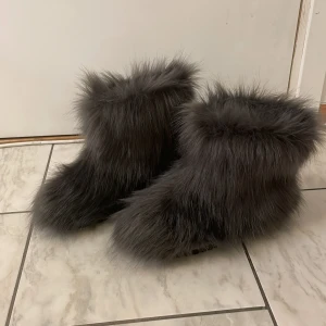Fluffiga skor - Håriga uggsliknande skor från stand studio, skriv för mer information eller bilder🩷 ordinarie pris 5000kr