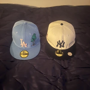 New Era kepsar - Två helt nya New Era kepsar. Säljer för de inte passar mig. NY kepsens storlek: 58.7cm LA kepsens storlek: 57.7cm