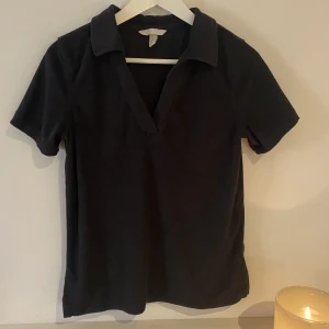 Frotté tshirt - Tshirt k frotté liknande material. Marinblå