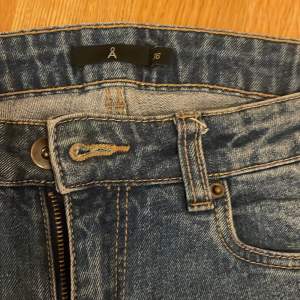 Jeans från Åhléns storlek 36. Midjemått 37cm, lårmått 20cm, innerbensmått 63cm. Kort i modellen🩷 skriv för frågor 