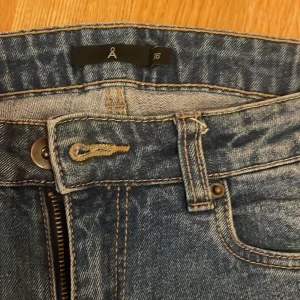 Jeans - Jeans från Åhléns storlek 36. Midjemått 37cm, lårmått 20cm, innerbensmått 63cm. Kort i modellen🩷 skriv för frågor 
