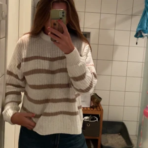 Stickad tröja - Fin stickad tröja som tyvärr inte kommer till användning, bra skick o normal i storleken 