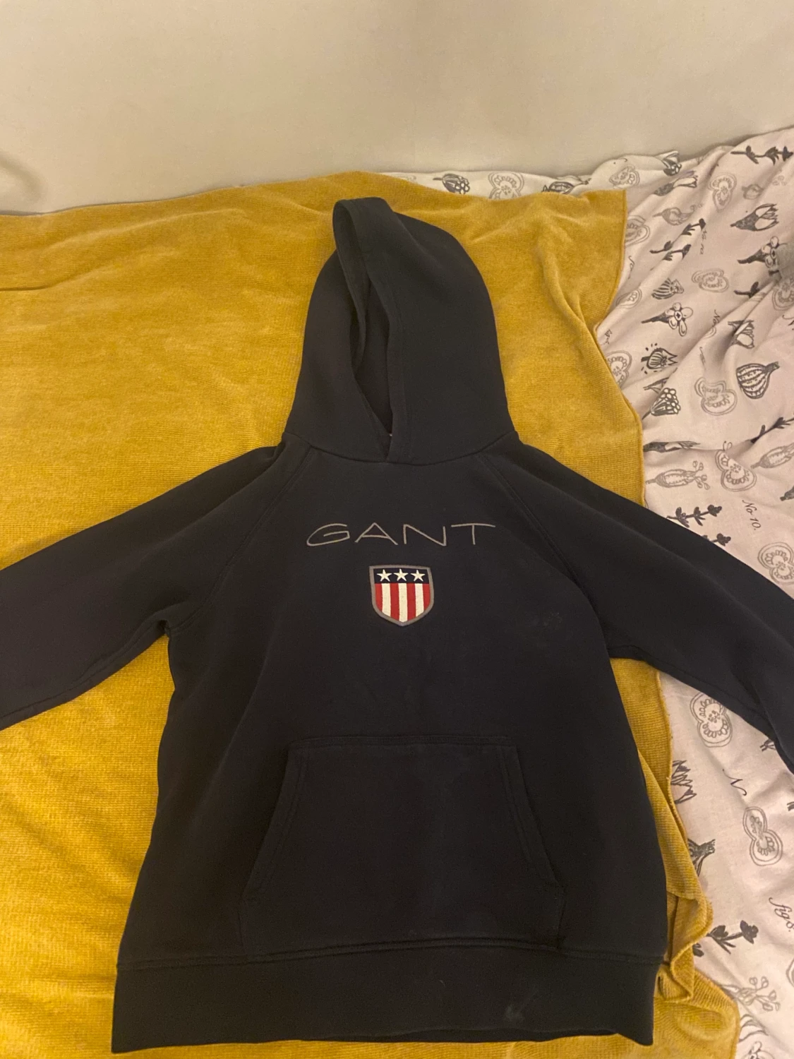 Säljer dessa 3 Hoodies. Paketpris (bekostnaden av alla 3) är 600kr. Pris för var och en tröja diskuteras 